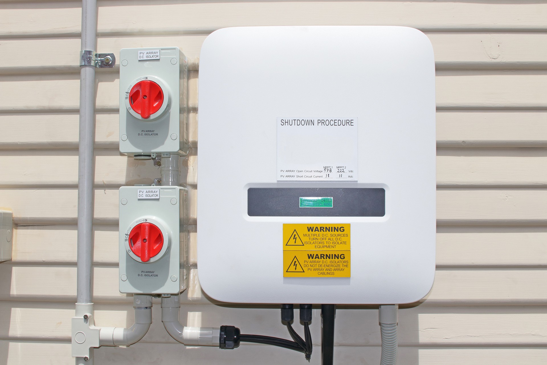 Solar inverter and isolating switches